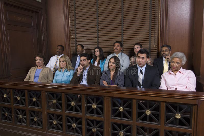 Gruppo di giurati seduti in giuria al momento della prova.