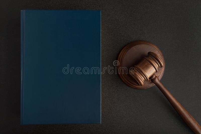 Juryrechter hammer of mallet en wetboeken op zwarte achtergrond. jurisprudentie. wetten en justitie