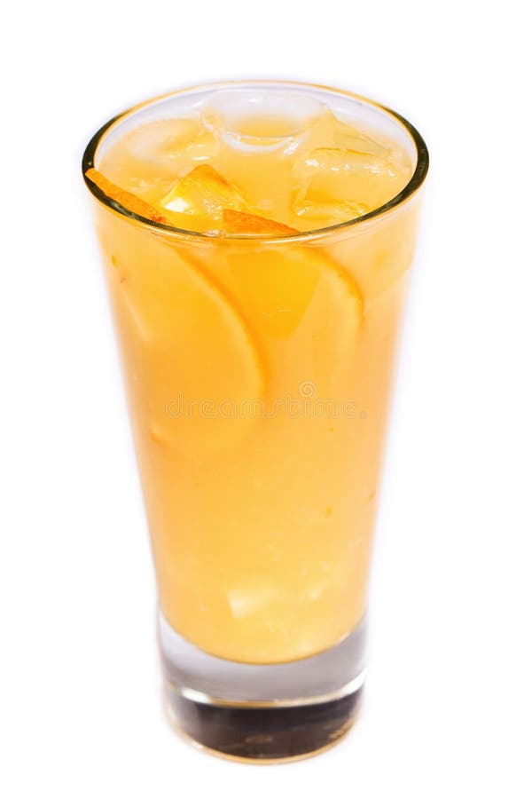 Jus d'orange avec de la glace et les morceaux oranges dans un verre sur un fond blanc d'isolement photos libres de droits Jus d'orange avec de la glace et les morceaux oranges dans un verre sur un fond blanc d'isolement photos libres de droits