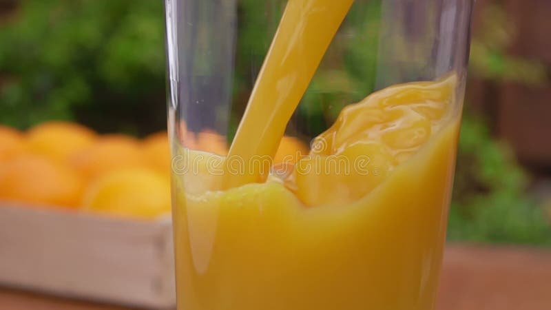 Jus d'orange in een glas wordt gegoten dat