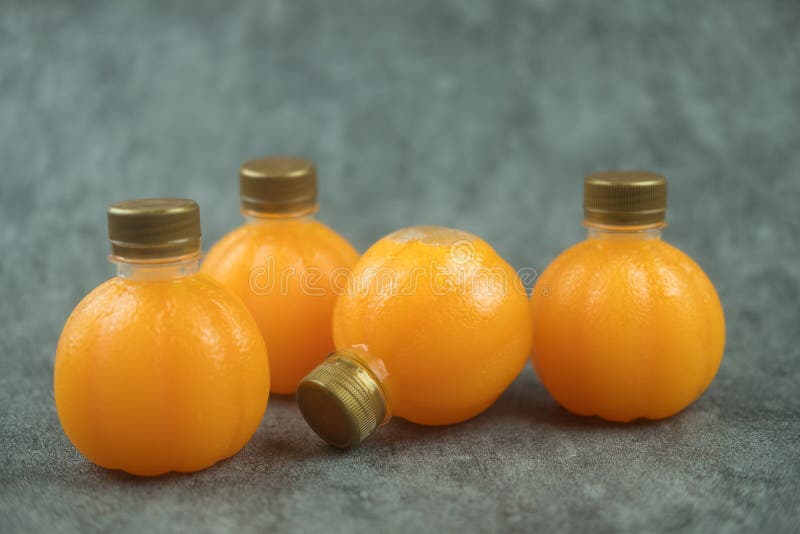 Jus D'orange Dans Une Petite Bouteille En Verre Image stock - Image du  doux, rafraîchissement: 33807851