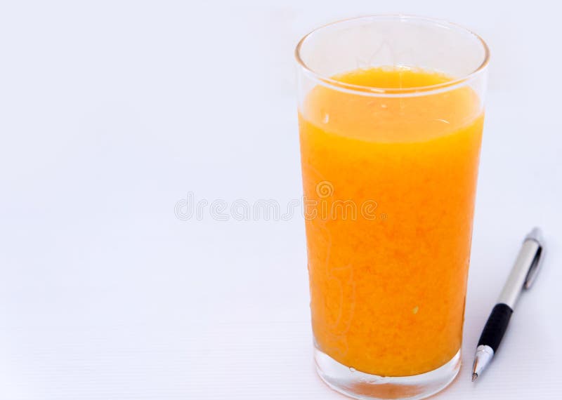 Jus d'orange frais et activités l'après-midi photos stock