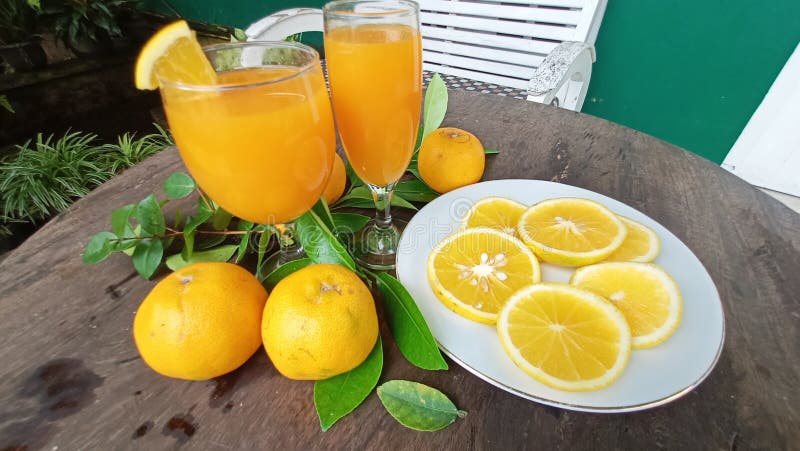 jus d'orange froid dans des morceaux oranges en verre et frais d'un plat pr?t ? ?tre appr?ci? images stock jus d'orange froid dans des morceaux oranges en verre et frais d'un plat pr?t ? ?tre appr?ci? images stock