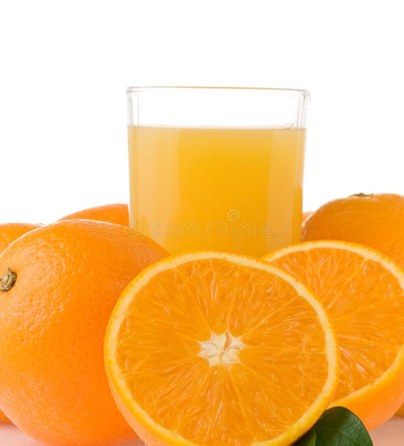 Jus d'orange in glas en plakken op wit stock afbeelding Jus d'orange in glas en plakken op wit stock afbeelding