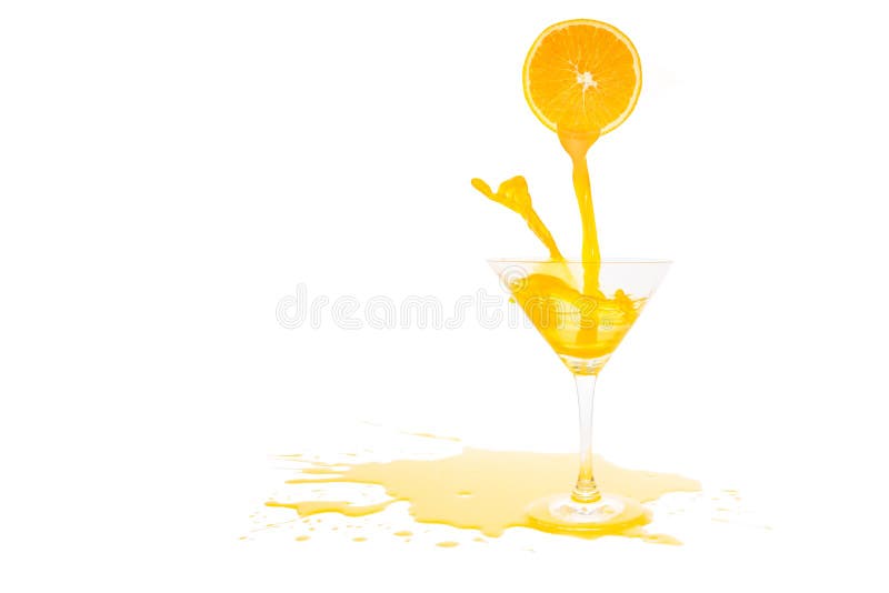 Jus d'orange het gieten in glas van de geïsoleerde helft van sinaasappel royalty-vrije stock foto's Jus d'orange het gieten in glas van de geïsoleerde helft van sinaasappel royalty-vrije stock foto's