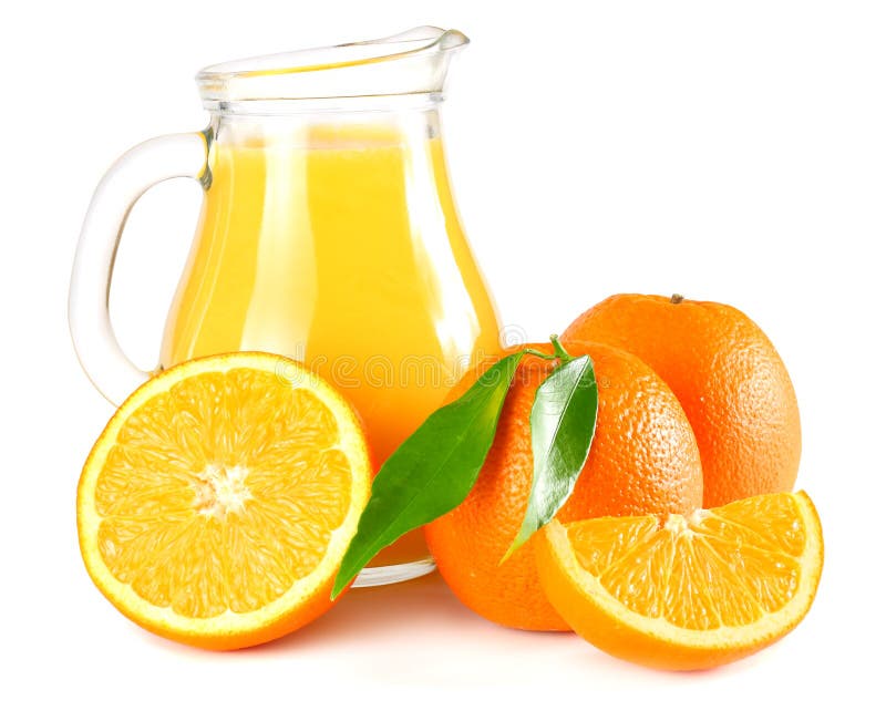 Jus d'orange met oranje en groen die blad op witte achtergrond wordt geïsoleerd sap in kruik stock afbeeldingen Jus d'orange met oranje en groen die blad op witte achtergrond wordt geïsoleerd sap in kruik stock afbeeldingen