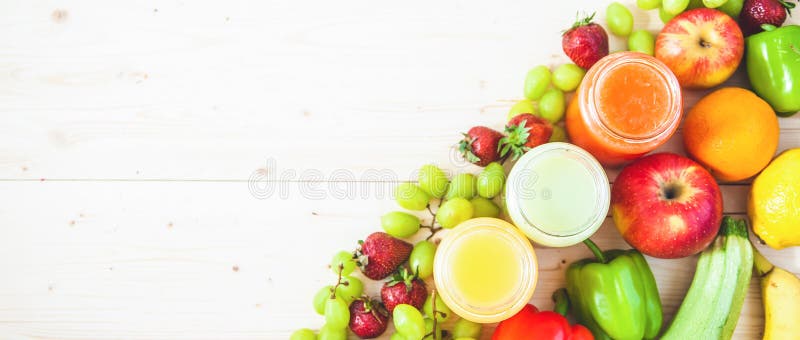 Jus de fruit fraîchement serré, fraise orange de raisin de kiwi de banane de smoothies de pomme vert-bleu jaune-orange de citron photo stock Jus de fruit fraîchement serré, fraise orange de raisin de kiwi de banane de smoothies de pomme vert-bleu jaune-orange de citron photo stock