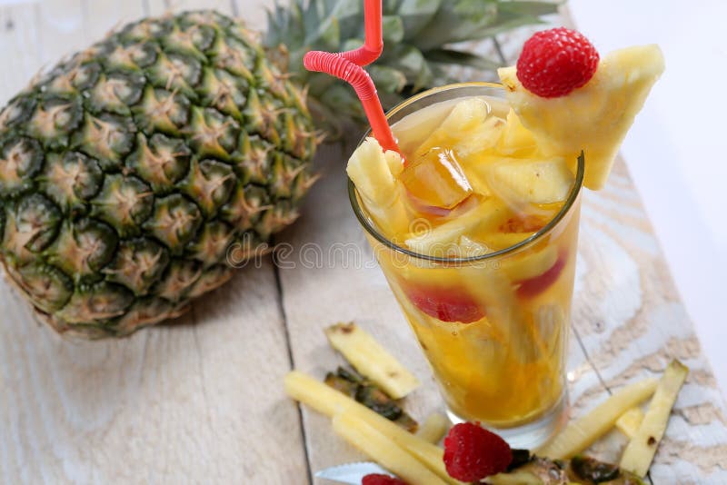 Jus frais avec la tranche d'ananas photos libres de droits Jus frais avec la tranche d'ananas photos libres de droits