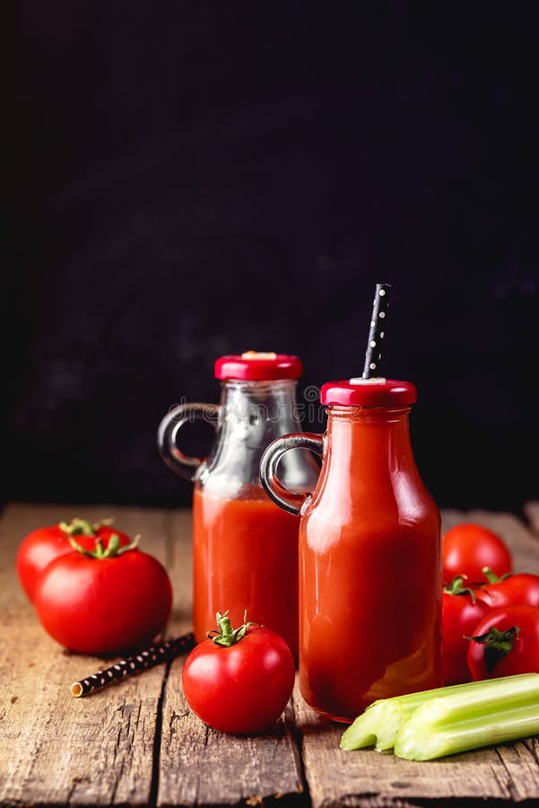 Jus frais de céleri de tomate dans une bouteille en verre sur une verticale saine savoureuse de boissons de Detox de fond en bois photo libre de droits Jus frais de céleri de tomate dans une bouteille en verre sur une verticale saine savoureuse de boissons de Detox de fond en bois photo libre de droits