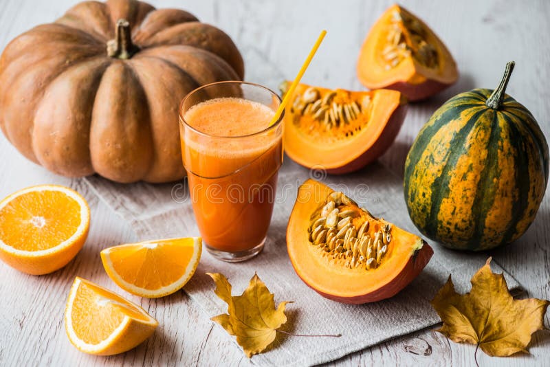 Jus frais de potiron avec des ingrédients sur le fond en bois blanc Boisson saine de Detox images libres de droits Jus frais de potiron avec des ingrédients sur le fond en bois blanc Boisson saine de Detox images libres de droits