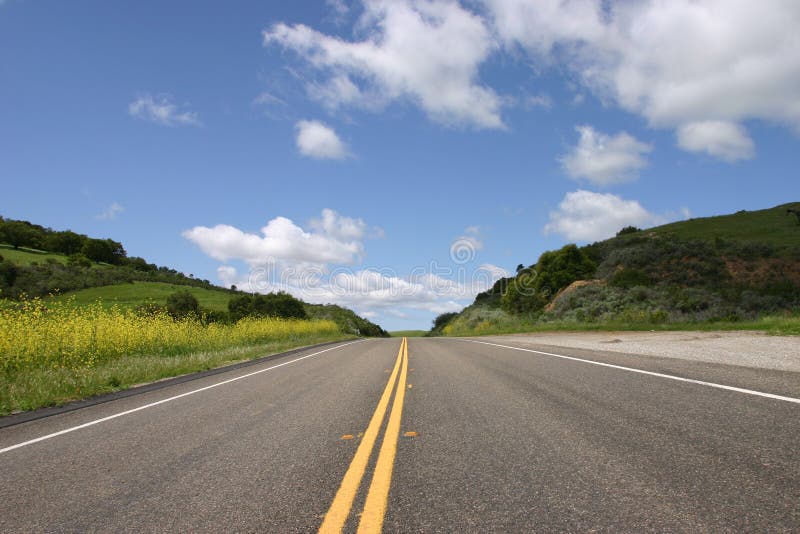 Abrir carreteras, interesado en medio de línea buscando arriba sobre el nubes a cielo azul línea en medio.