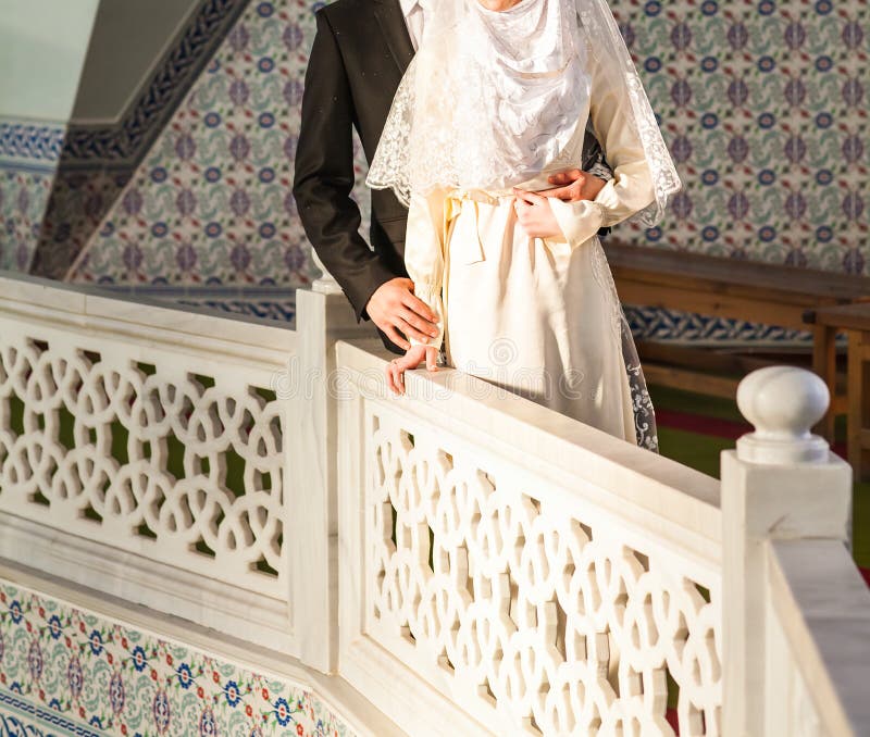 Just married muslim couple posing in front of mosque royalty free stock image Just married muslim couple posing in front of mosque royalty free stock image