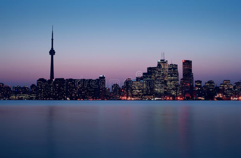 Juste d'horizon de Toronto après coucher du soleil image libre de droits Juste d'horizon de Toronto après coucher du soleil image libre de droits