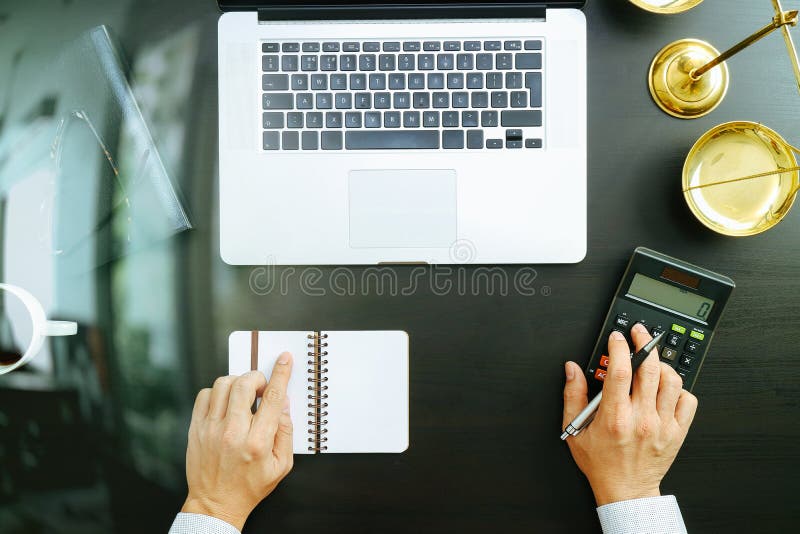 Justicia y concepto de la ley trabajo del hombre de negocios o del abogado o del contable imagen de archivo libre de regalías Justicia y concepto de la ley trabajo del hombre de negocios o del abogado o del contable imagen de archivo libre de regalías