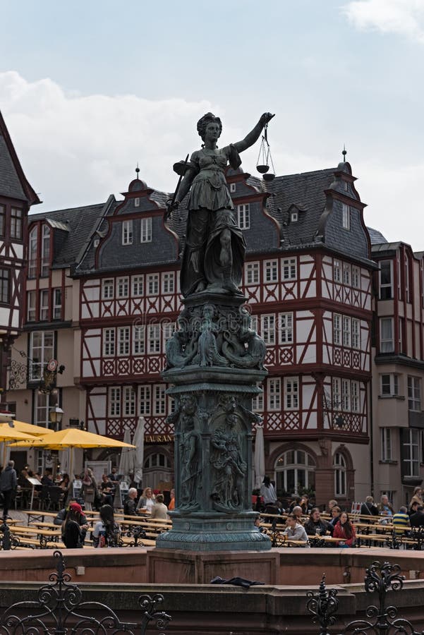 Justitia - skulptur för dam Justice på den Roemerberg fyrkanten i Frankfurt, Tyskland arkivbild Justitia - skulptur för dam Justice på den Roemerberg fyrkanten i Frankfurt, Tyskland arkivbild