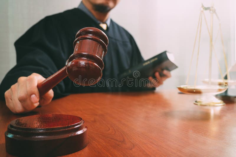 Justiça e conceito da lei Juiz masculino em uma sala do tribunal com o martelo
