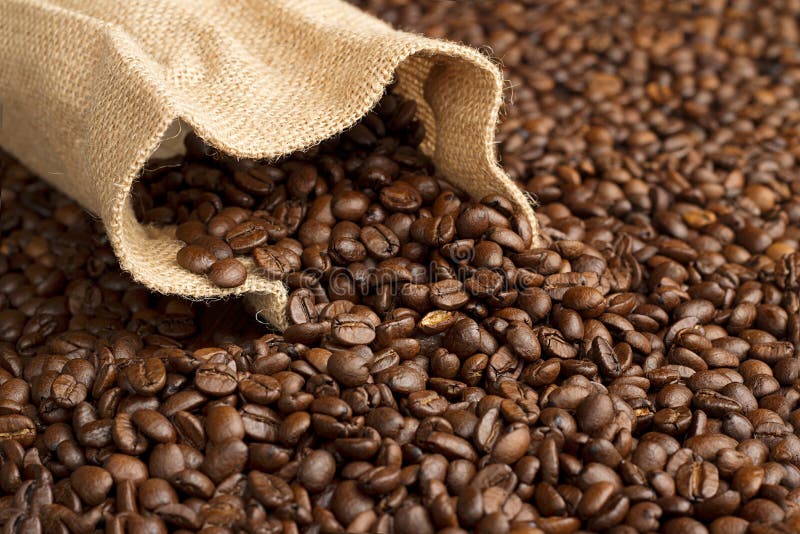 Jutepåse på kaffebönor fotografering för bildbyråer