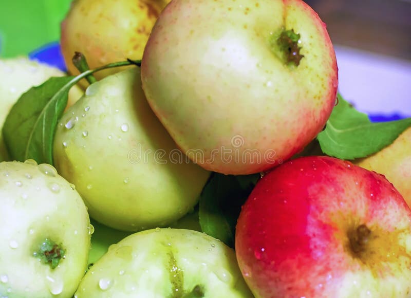Juteux frais de pommes sur la table Vitamines pour la santé Fres d'Apple image stock Juteux frais de pommes sur la table Vitamines pour la santé Fres d'Apple image stock