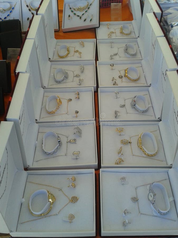 Juwelier für Männer und Frau lizenzfreie stockfotografie Juwelier für Männer und Frau lizenzfreie stockfotografie