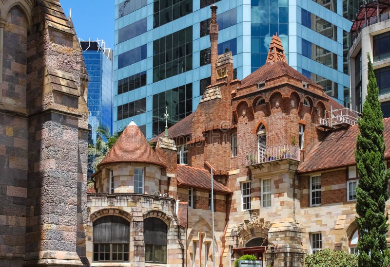 Juxapositon de construções velhas e novas - o St Martins House, antigo um hospital beautful e ornamentado e memorial para veteran imagens de stock Juxapositon de construções velhas e novas - o St Martins House, antigo um hospital beautful e ornamentado e memorial para veteran imagens de stock