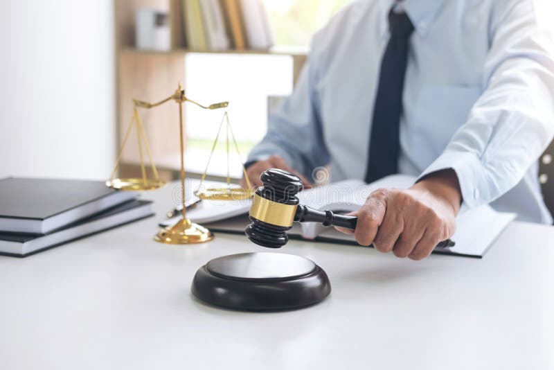 Juzgue el mazo con las escalas de la justicia, abogados de sexo masculino que trabajan tener foto de archivo Juzgue el mazo con las escalas de la justicia, abogados de sexo masculino que trabajan tener foto de archivo