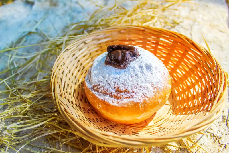 Jánuca Sufganiyah para el día de fiesta judío Jánuca fotografía de archivo libre de regalías Jánuca Sufganiyah para el día de fiesta judío Jánuca fotografía de archivo libre de regalías