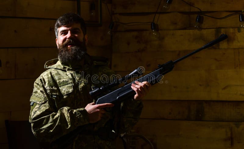 Jägaren den brutala hipsteren med vapnet förbereder geväret för att jaga, kopieringsutrymme Huntsmanbegrepp Mannen med skägget bä royaltyfria foton
