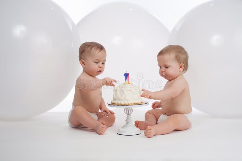 Jährige Doppeljungen einer mit Geburtstags-Kuchen stockfotos Jährige Doppeljungen einer mit Geburtstags-Kuchen stockfotos