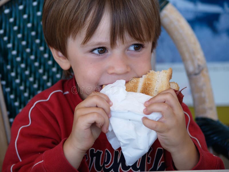 5-jähriges Kind isst ein Sandwich