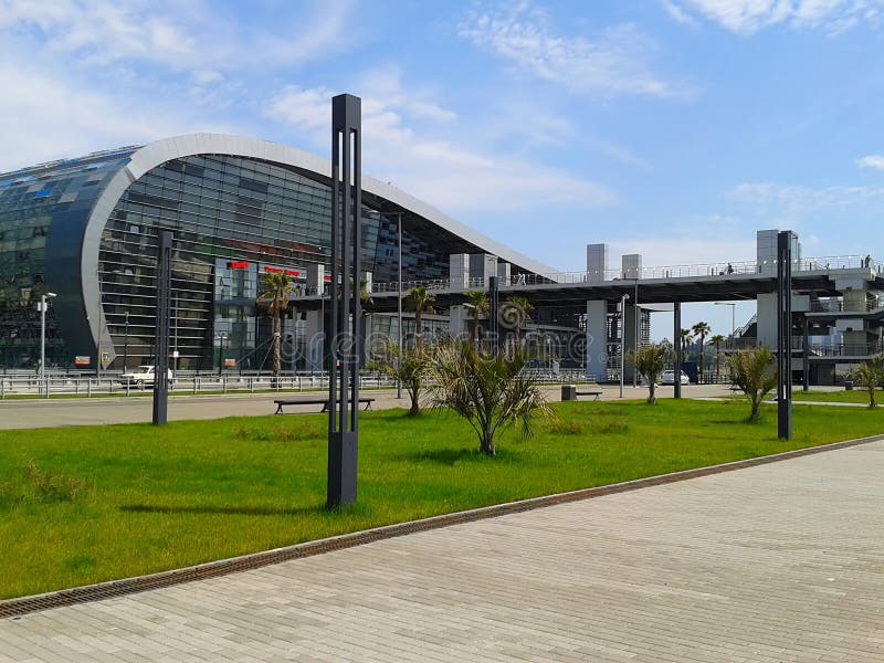 Järnvägsstation Adler, Sochi semesterort, Ryssland royaltyfri fotografi Järnvägsstation Adler, Sochi semesterort, Ryssland royaltyfri fotografi
