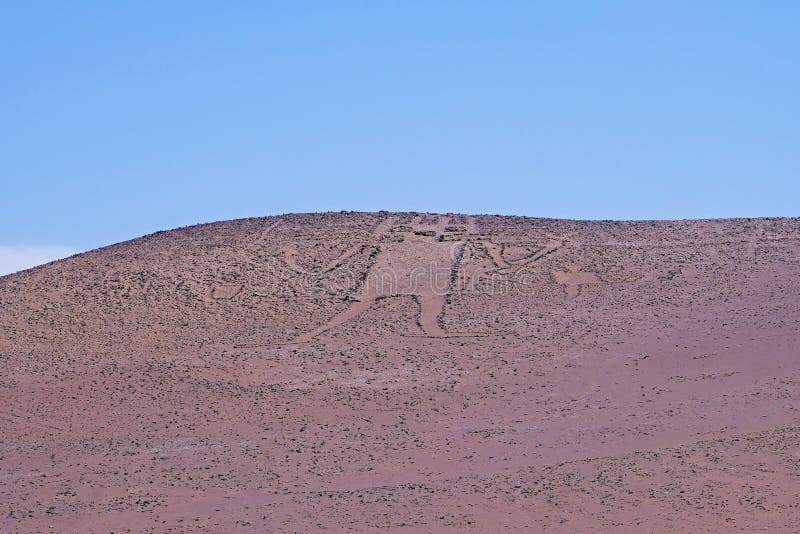 Jätte av Atacamaen, Gigante De Tarapaca, stor petroglyph på en stenig utlöpare i den Atacama öknen, Tarapaca region arkivbild Jätte av Atacamaen, Gigante De Tarapaca, stor petroglyph på en stenig utlöpare i den Atacama öknen, Tarapaca region arkivbild