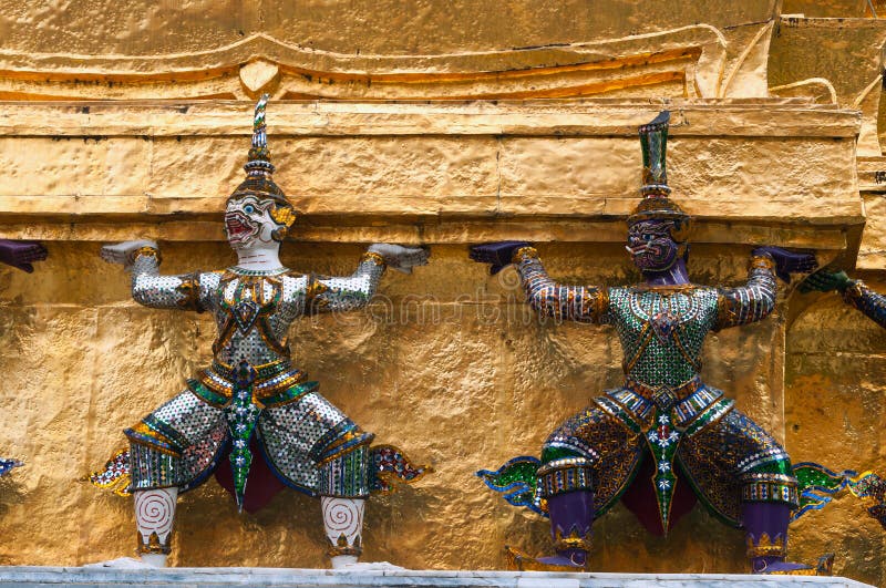 Jätte- demonförmyndarestatyer på guld- Chedi av Wat Phra Kaew bangkok storslagen slott thailand royaltyfri fotografi Jätte- demonförmyndarestatyer på guld- Chedi av Wat Phra Kaew bangkok storslagen slott thailand royaltyfri fotografi