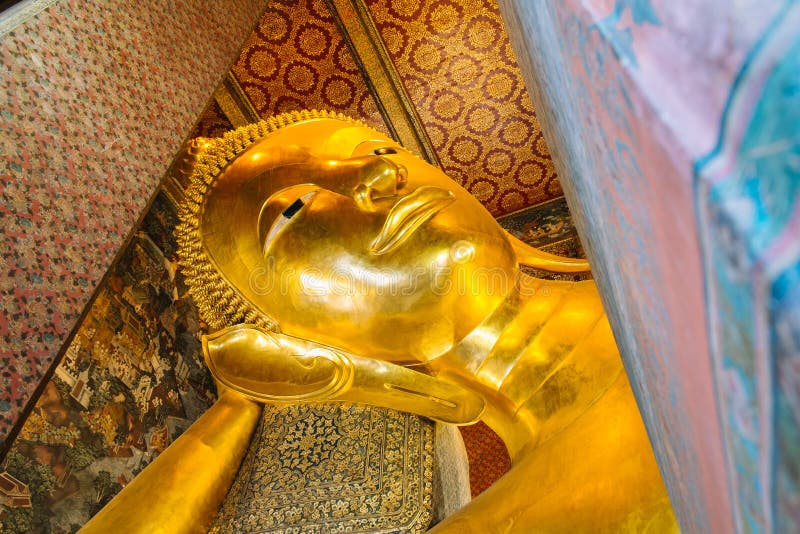 Jätte- guld- vilaBuddhastaty wat för bangkok photempel arkivfoto Jätte- guld- vilaBuddhastaty wat för bangkok photempel arkivfoto