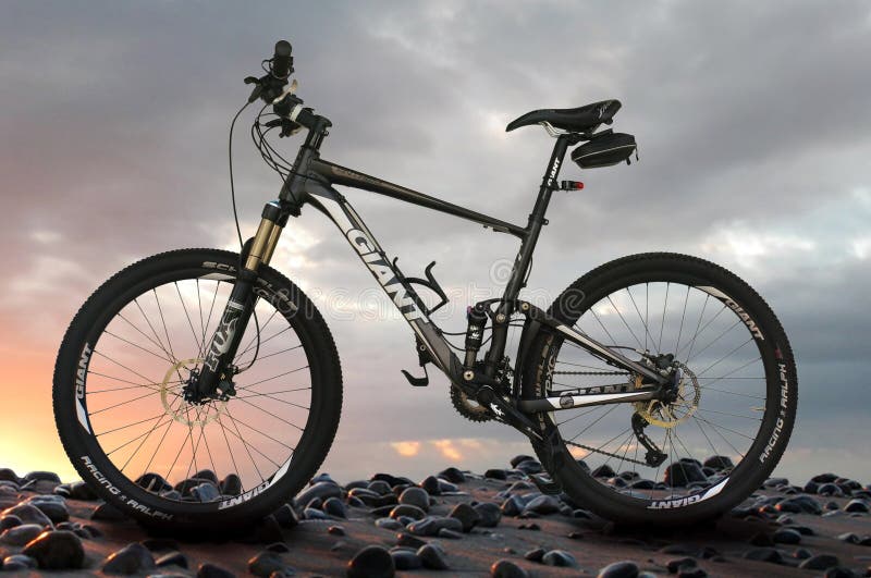 Jätte- mountainbike arkivbild Jätte- mountainbike arkivbild