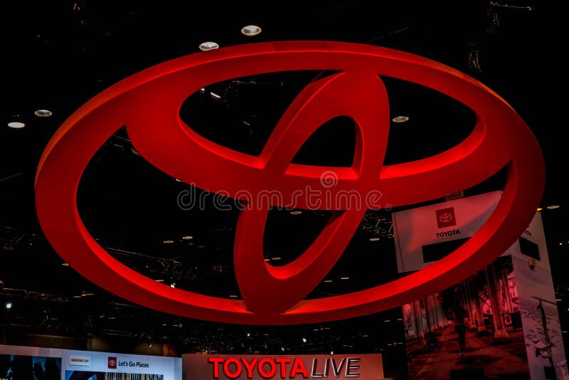 Jätte- röd Toyota logo som tas på Chicago Autoshow 02/17/2019 arkivbild Jätte- röd Toyota logo som tas på Chicago Autoshow 02/17/2019 arkivbild