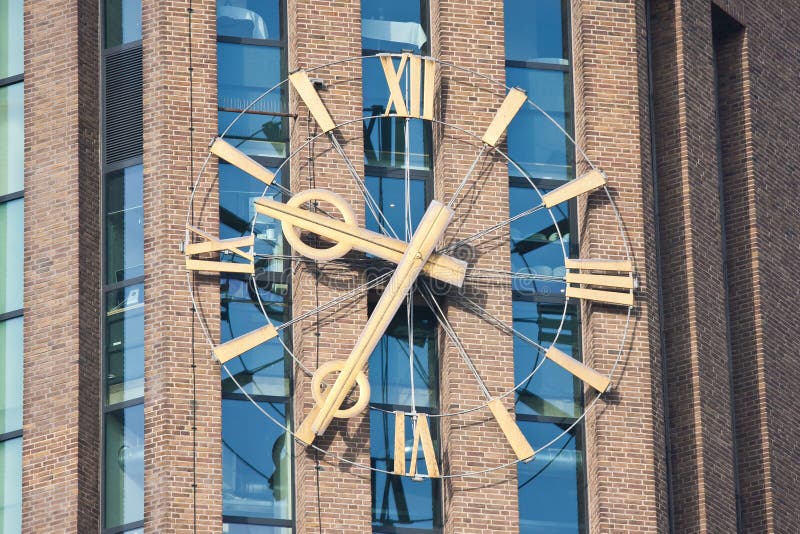 Jättelikt nederländskt torn för klocka