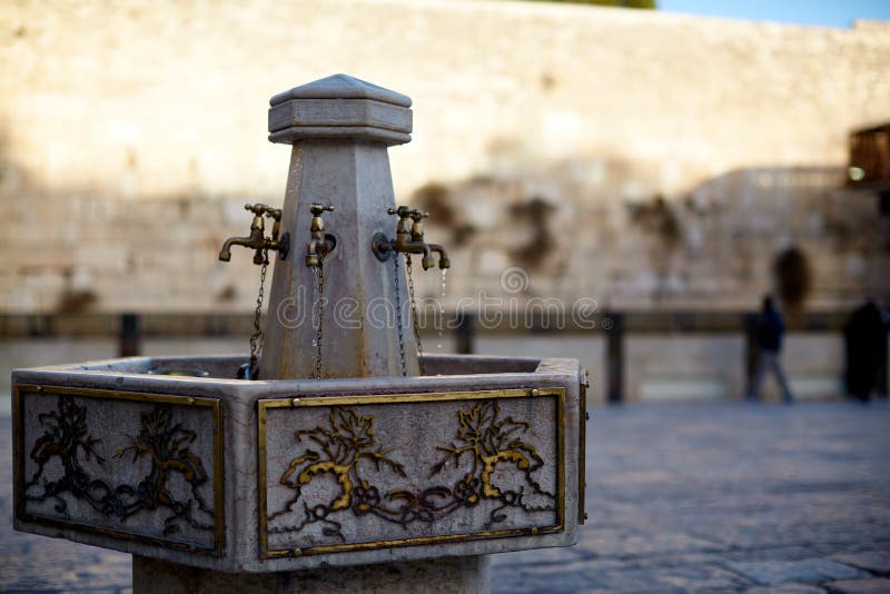 JÉRUSALEM, ISRAËL - grues avec les tasses rituelles de l'eau et d'un special pour les mains de lavage près du mur occidental jéru photo libre de droits JÉRUSALEM, ISRAËL - grues avec les tasses rituelles de l'eau et d'un special pour les mains de lavage près du mur occidental jéru photo libre de droits
