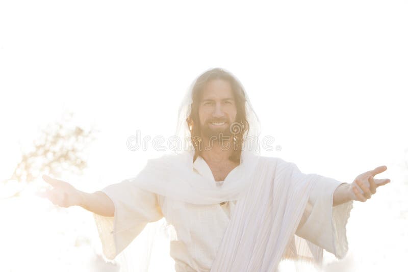 Jésus-Christ sourit sky avec les bras tendus dans la lumière