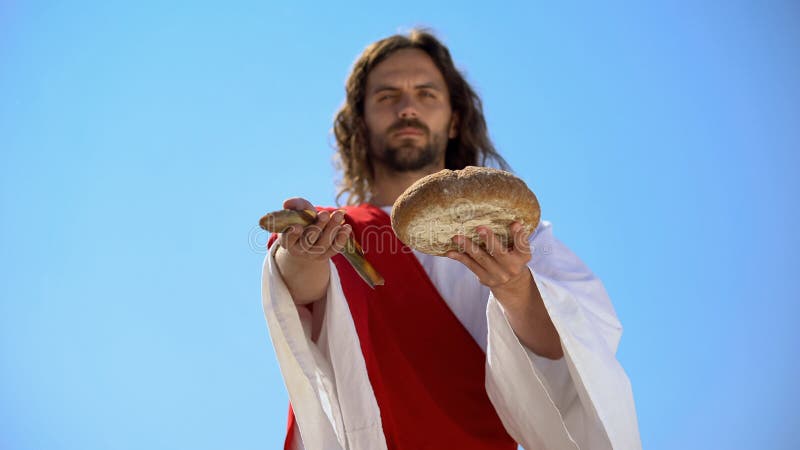 Jésus montrant du poisson et du pain, histoire biblique, miracle de nourrir des milliers de personnes photo stock Jésus montrant du poisson et du pain, histoire biblique, miracle de nourrir des milliers de personnes photo stock