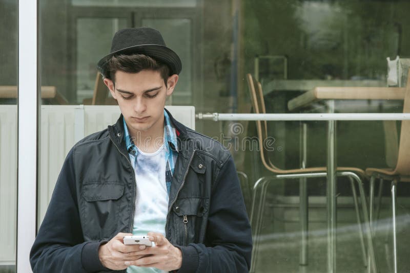 Jóvenes con el teléfono fotos de archivo Jóvenes con el teléfono fotos de archivo