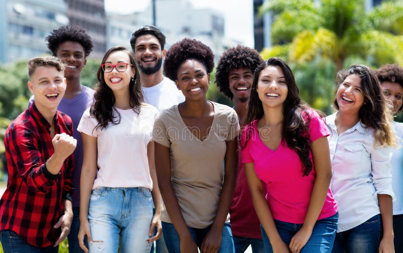 Jóvenes de brasil latino e hispano y adultos jóvenes afroamericanos y caucásicos imagen de archivo libre de regalías