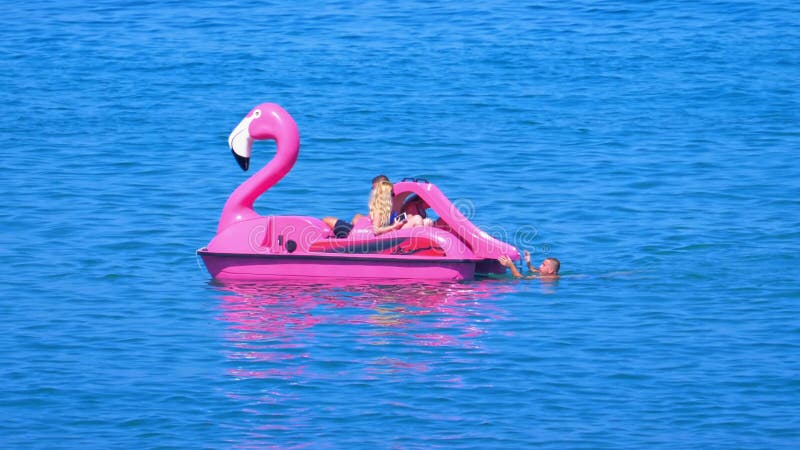 Jóvenes en un bote de catamarán flamingo