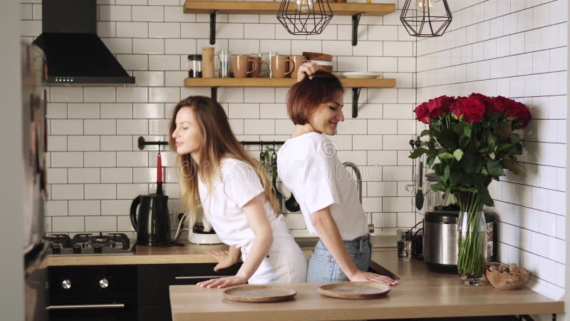 Jóvenes parejas lesbianas se divierten bailando en casa