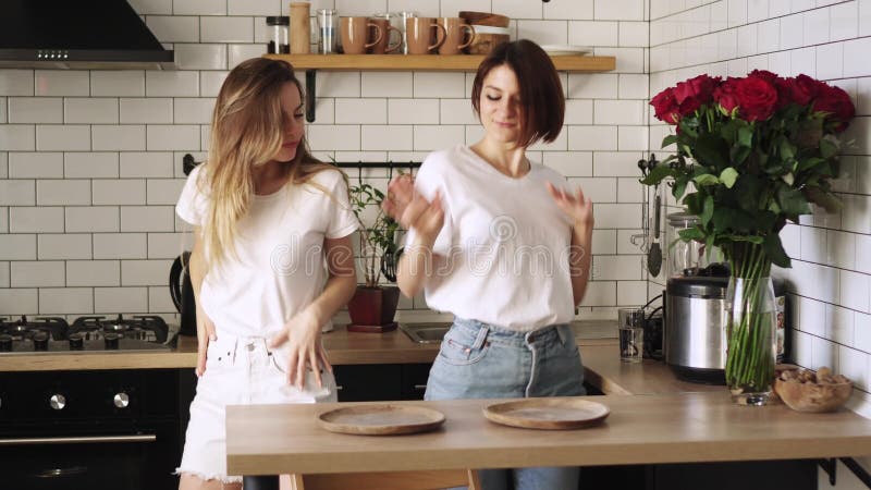 Jóvenes parejas lesbianas se divierten bailando en casa
