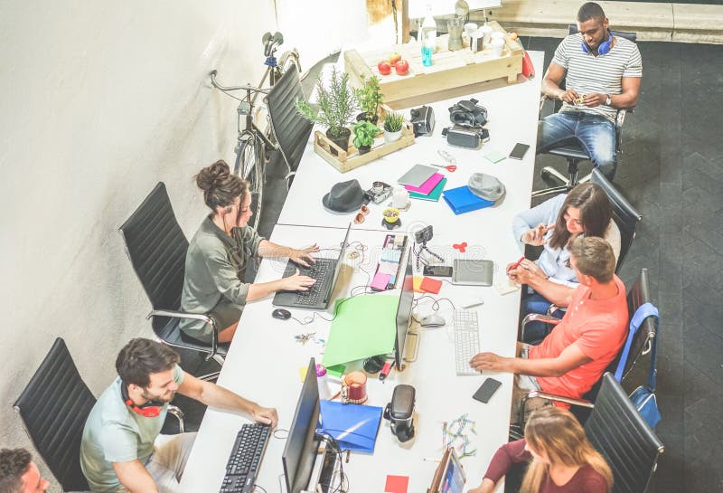Jóvenes trabajando en equipo en una reunión de oficina creativa - Enfoque en plantas y áreas de desayuno imágenes de archivo libres de regalías Jóvenes trabajando en equipo en una reunión de oficina creativa - Enfoque en plantas y áreas de desayuno imágenes de archivo libres de regalías