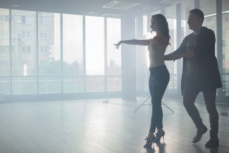 Júntese de los bailarines que muestran su estilo hermoso del kizomba fotos de archivo libres de regalías Júntese de los bailarines que muestran su estilo hermoso del kizomba fotos de archivo libres de regalías