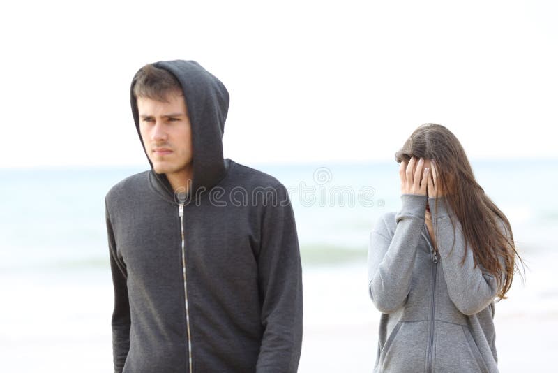 Júntese se rompen para arriba en la playa con un hombre que deja a la muchacha