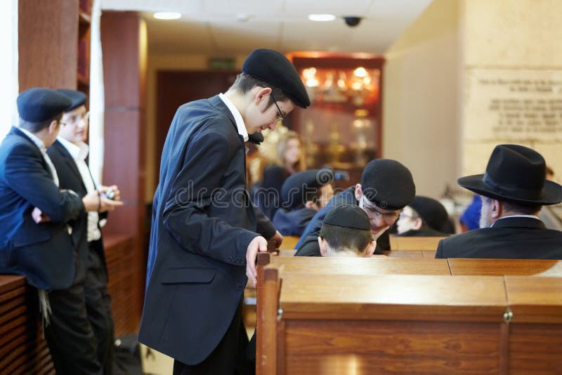 Jüdische Jungen in der Synagoge in Moskau-Synagoge lizenzfreie stockfotos Jüdische Jungen in der Synagoge in Moskau-Synagoge lizenzfreie stockfotos