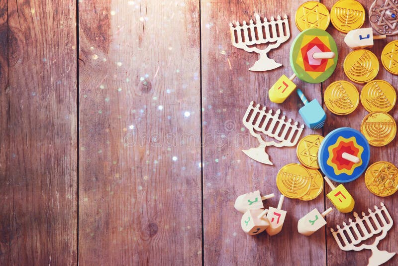 jüdischer Feiertag Chanukka mit hölzernen dreidels stockbilder jüdischer Feiertag Chanukka mit hölzernen dreidels stockbilder