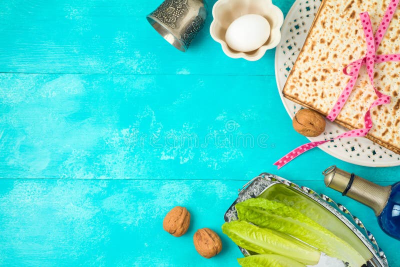 Jüdischer Feiertag Passahfesthintergrund mit Matzo, seder Platte und Wein auf Holztisch stockbilder Jüdischer Feiertag Passahfesthintergrund mit Matzo, seder Platte und Wein auf Holztisch stockbilder